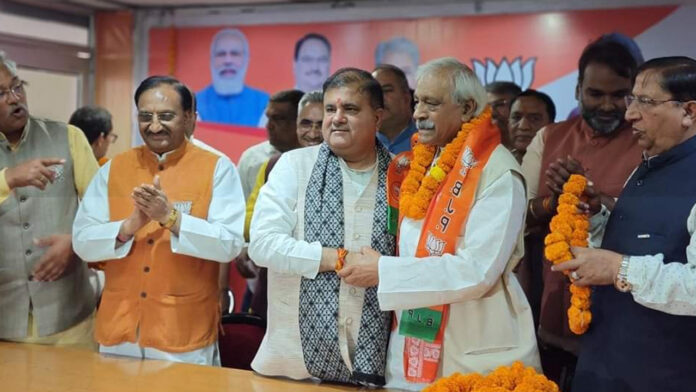 कांग्रेसी नेता दिनेश अग्रवाल ने थामा भाजपा का दामन कांग्रेसी नेता दिनेश अग्रवाल ने थामा भाजपा का दामन