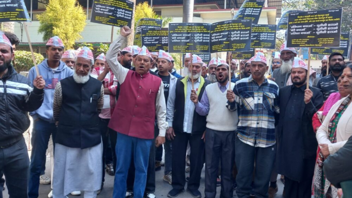 यूसीसी के विरोध में कई संगठनों ने प्रदर्शन कर डीएम को सोपा ज्ञापन यूसीसी के विरोध में कई संगठनों ने प्रदर्शन कर डीएम को सोपा ज्ञापन