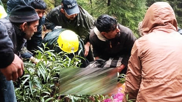 कार खाई में गिरने से दो लोगों की मौत, दो घायल कार खाई में गिरने से दो लोगों की मौत, दो घायल