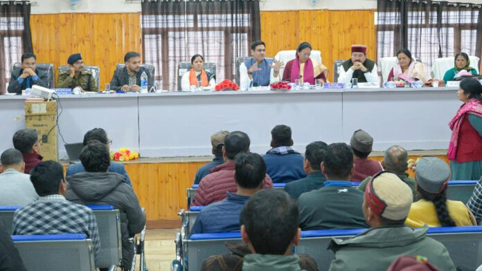 स्थानीय लोगों को यात्रा व्यवस्थाओं से जोड़ने का हो रहा प्रयास : बहुगुणा स्थानीय लोगों को यात्रा व्यवस्थाओं से जोड़ने का हो रहा प्रयास : बहुगुणा