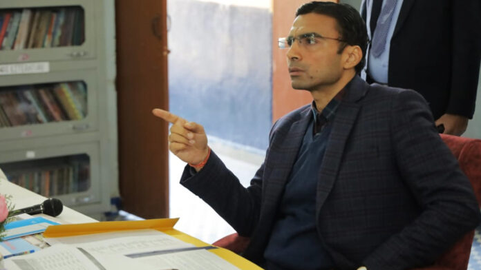 जन समस्याओं का समाधान प्रशासन की प्राथमिकता : डीएम जन समस्याओं का समाधान प्रशासन की प्राथमिकता : डीएम