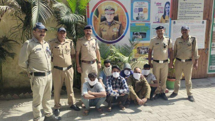 संरक्षित पशु को काटने के आरोप में छह गिरफ्तार संरक्षित पशु को काटने के आरोप में छह गिरफ्तार