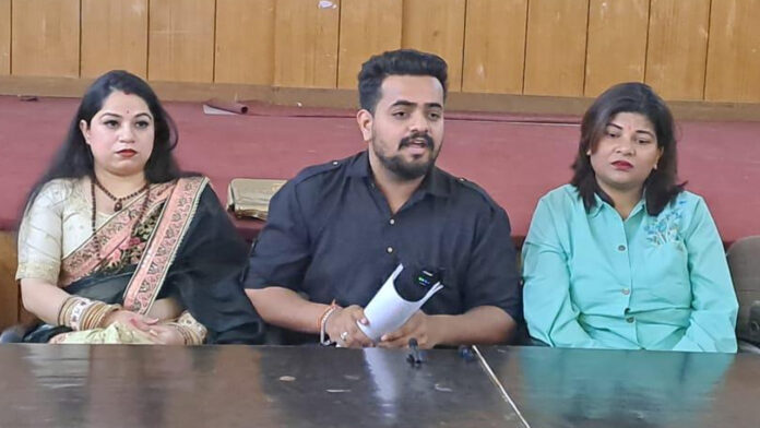 पीड़ित ने पुलिस और आप नेता पर लगाया लाखों की लूट का आरोप पीड़ित ने पुलिस और आप नेता पर लगाया लाखों की लूट का आरोप