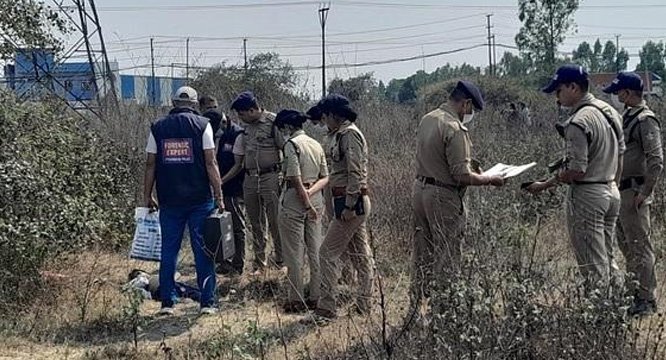 मैदान में मिला किशोर का शव, हत्या की आशंका मैदान में मिला किशोर का शव, हत्या की आशंका