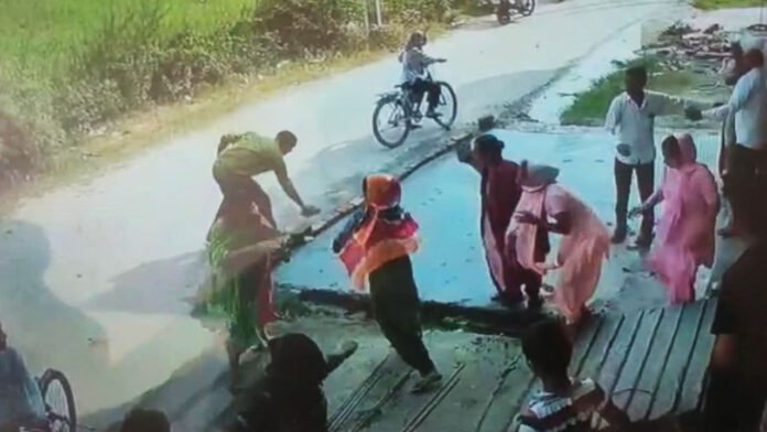 कहासुनी के बाद महिलाओं में जमकर चले लात घूंसे कहासुनी के बाद महिलाओं में जमकर चले लात घूंसे