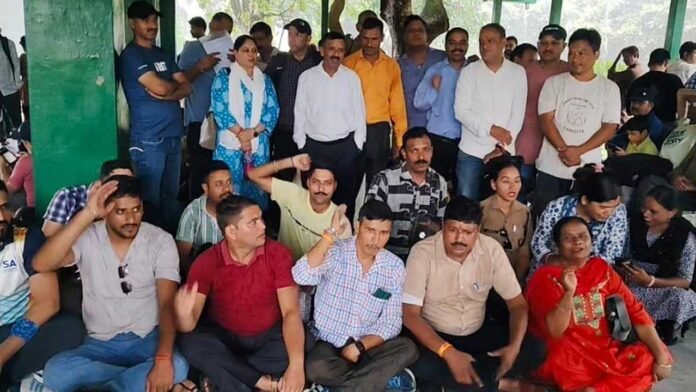 पीआरडी जवानों ने अपनी मांगों को लेकर दिया धरना पीआरडी जवानों ने अपनी मांगों को लेकर दिया धरना