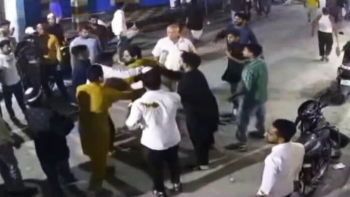 बच्ची से मारपीट की घटना के बाद जमकर चले लाठी डंडे बच्ची से मारपीट की घटना के बाद जमकर चले लाठी डंडे