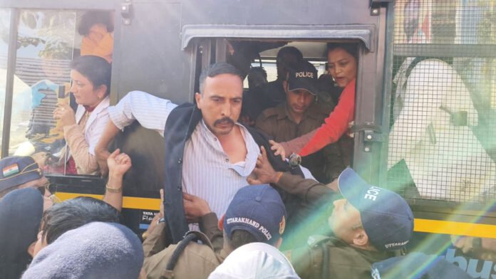 बेरोजगार नर्सिंग अधिकारियों का सीएम आवास कूच, पुलिस ने हिरासत में बेरोजगार नर्सिंग अधिकारियों का सीएम आवास कूच, पुलिस ने हिरासत में