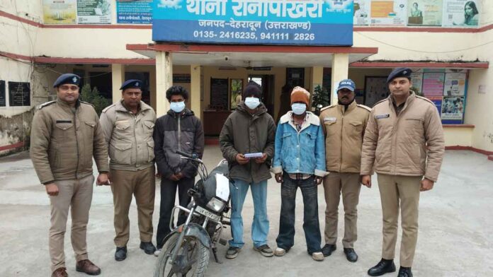 घास लेकर आ रही महिला से मंगलसूत्र झपटने वाले 3 गिरफ़्तार