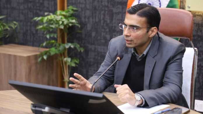 डीएम का बड़ा एक्शन, एक झटके में 827 शस्त्र धारकों के लाइसेंस निरस्त