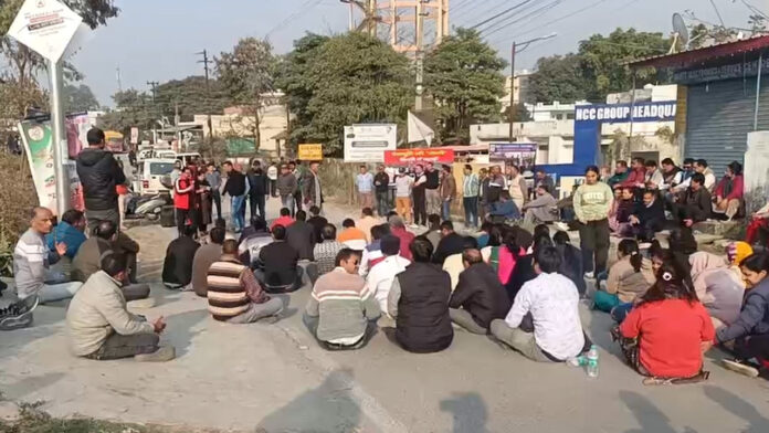 प्रारंभिक शिक्षा निदेशक मारपीट प्रकरण, विधायक की गिरफ्तारी को लेकर निदेशालय पर प्रदर्शन