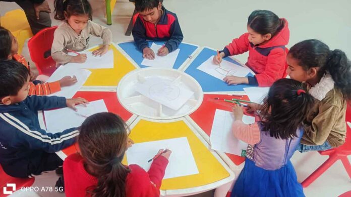 जिलाधिकारी के प्रयासों से मुख्यधारा से जुड़ने लगा सड़कों पर बिखरा बचपन