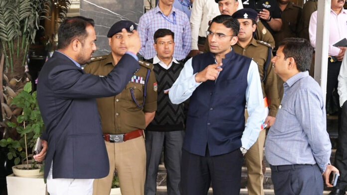 गृह मंत्री के उत्तराखंड़ दौरे की सुरक्षा व्यवस्थाओं का डीएम ने किया निरीक्षण