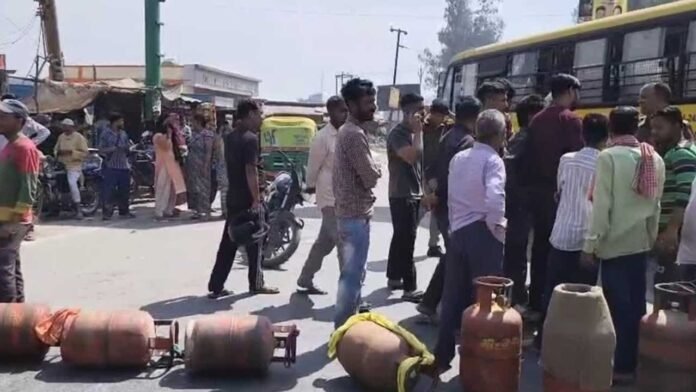 गैस सिलेंडर के लिए लगी लंबी लंबी लाइनें, रुद्रपुर में जाम की सड़क