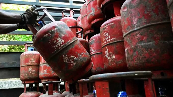 गैस की कालाबाजारी पर शिकंजा कसने की कार्यवाही शुरू, चार के खिलाफ मामला दर्ज