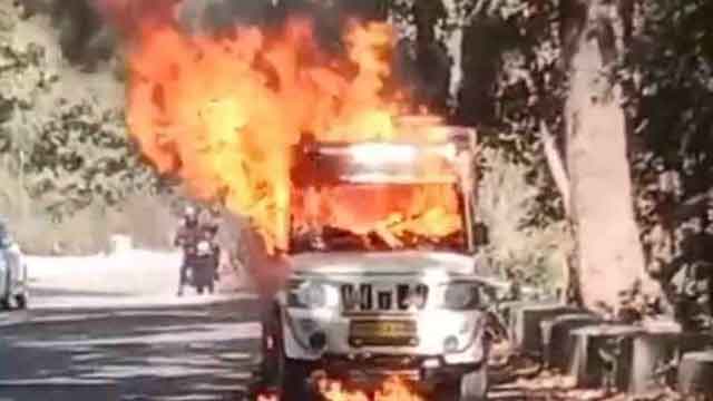 चलती पिकअप में अचानक लगी आग, चालक ने कूदकर बचाई जान