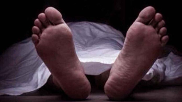 खेत में मिला युवक का खून से सना शव खेत में मिला युवक का खून से सना शव