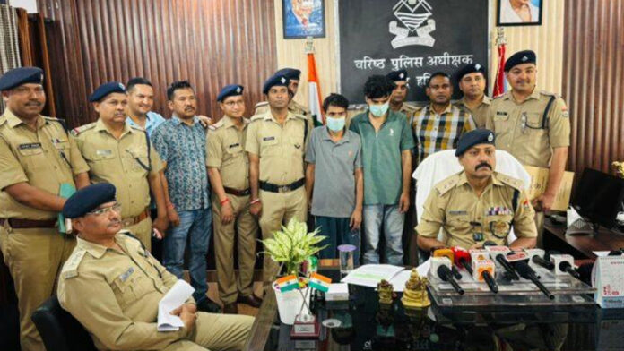 शादीशुदा बेटी के प्रेमी ने की पिता की हत्या, दो गिरफ्तार शादीशुदा बेटी के प्रेमी ने की पिता की हत्या, दो गिरफ्तार