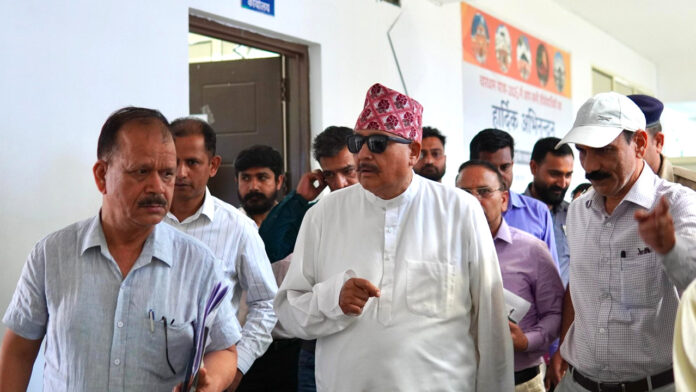 पुलिस कंट्रोल रूम में वायरलेस सेट न होने पर मंत्री खफा पुलिस कंट्रोल रूम में वायरलेस सेट न होने पर मंत्री खफा