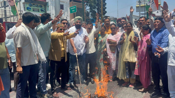 पेट्रोल-डीजल कीमतों में बढ़ोतरी पर कांग्रेस का हल्ला बोल पेट्रोल-डीजल कीमतों में बढ़ोतरी पर कांग्रेस का हल्ला बोल