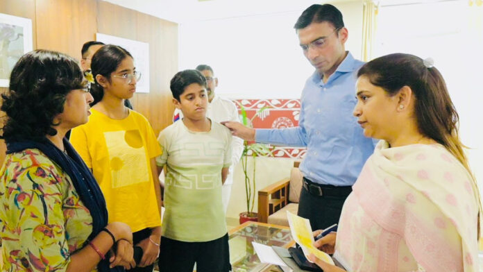 कैंसर पीड़ित को आर्थिक सहायता और बच्चों की शिक्षा में मिला सहारा कैंसर पीड़ित को आर्थिक सहायता और बच्चों की शिक्षा में मिला सहारा