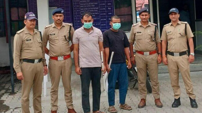 हत्या के मामले में फरार चल रहे दो ईनामी आरोपी गिरफ्तार हत्या के मामले में फरार चल रहे दो ईनामी आरोपी गिरफ्तार