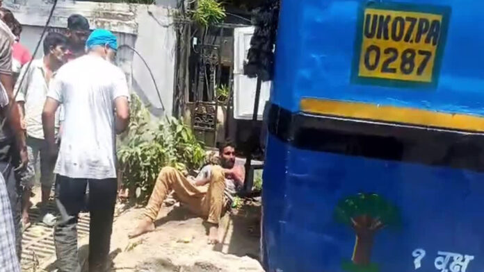 बेकाबू सिटी बस ने 5 लोगों को रौंदा, एक की दर्दनाक मौत बेकाबू सिटी बस ने 5 लोगों को रौंदा, एक की दर्दनाक मौत