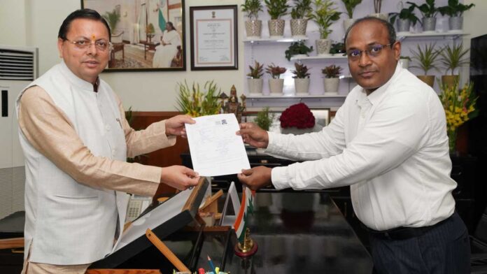 मुख्य निर्वाचन अधिकारी ने मुख्यमंत्री को सौंपा गणना फॉर्म मुख्य निर्वाचन अधिकारी ने मुख्यमंत्री को सौंपा गणना फॉर्म
