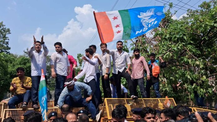 नीट पेपर लीक मामले को लेकर एनएसयूआई ने सचिवालय घेरा नीट पेपर लीक मामले को लेकर एनएसयूआई ने सचिवालय घेरा