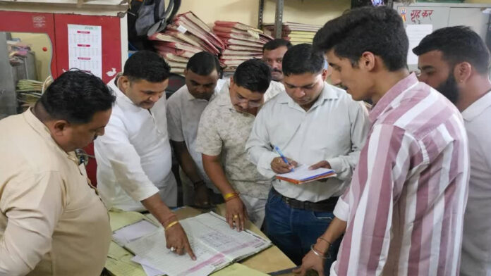 मंत्री ने मारा नगर पालिका में मारा छापा, गायब मिले कई अधिकारी व कर्मचारी मंत्री ने मारा नगर पालिका में मारा छापा, गायब मिले कई अधिकारी व कर्मचारी