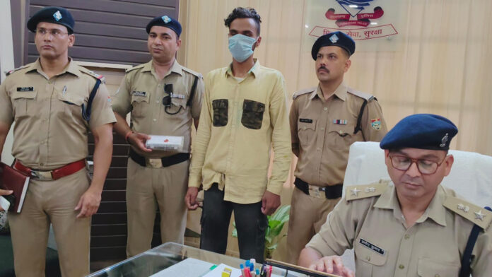 पुलिस थानों को बम से उड़ाने की धमकी देने वाला आरोपी गिरफ्तार पुलिस थानों को बम से उड़ाने की धमकी देने वाला आरोपी गिरफ्तार