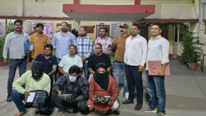 फर्जी शस्त्र लाइसेंस से हथियारों की हनक दिखाने वाले तीन गिरफ्तार फर्जी शस्त्र लाइसेंस से हथियारों की हनक दिखाने वाले तीन गिरफ्तार