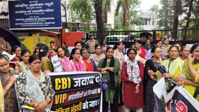 भारी बारिश के बीच महिलाओं ने सीबीआई कार्यालय घेरा भारी बारिश के बीच महिलाओं ने सीबीआई कार्यालय घेरा