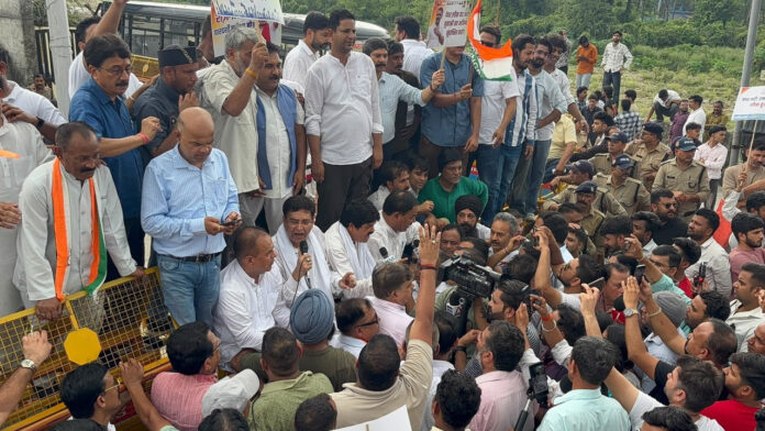 यूटीयू पेपर लीक पर कांग्रेस का हल्ला बोल यूटीयू पेपर लीक पर कांग्रेस का हल्ला बोल
