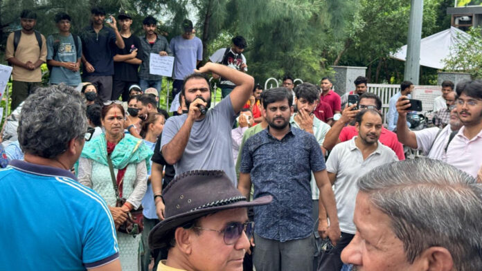 दिल्ली में लाठीचार्ज के खिलाफ देहरादून में प्रदर्शन दिल्ली में लाठीचार्ज के खिलाफ देहरादून में प्रदर्शन