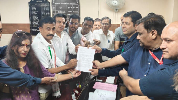 दून अस्पताल की बदहाल व्यवस्थाओं पर कांग्रेस ने किया प्रदर्शन दून अस्पताल की बदहाल व्यवस्थाओं पर कांग्रेस ने किया प्रदर्शन