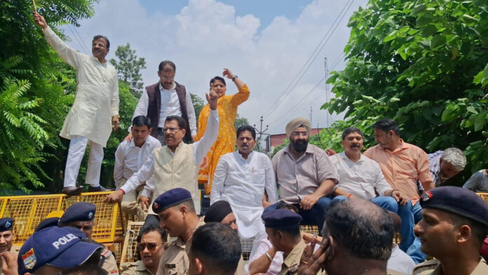 ‘शुद्धिकरण’ के विरोध में प्रदर्शन कर रहे कांग्रेसी गिरफ्तार Congress members protesting against ‘purification’ arrested