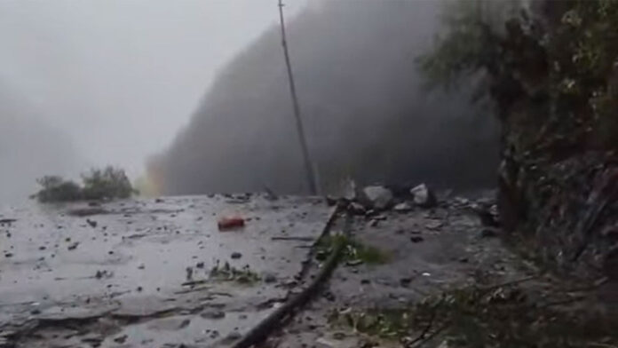 मलबा और बोल्डर आने से केदारनाथ पैदल मार्ग अवरूद्ध मलबा और बोल्डर आने से केदारनाथ पैदल मार्ग अवरूद्ध