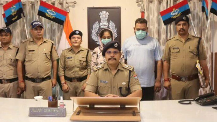 युवक की हत्या का खुलासा, पति-पत्नी गिरफ्तार युवक की हत्या का खुलासा, पति-पत्नी गिरफ्तार