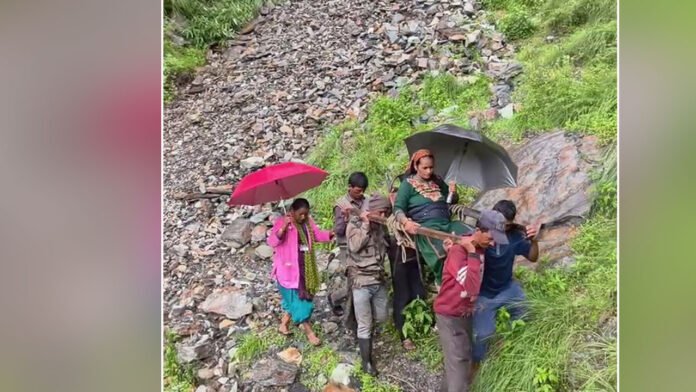 …..एक मां की जिंदगी छह किलोमीटर तक कंधों पर?