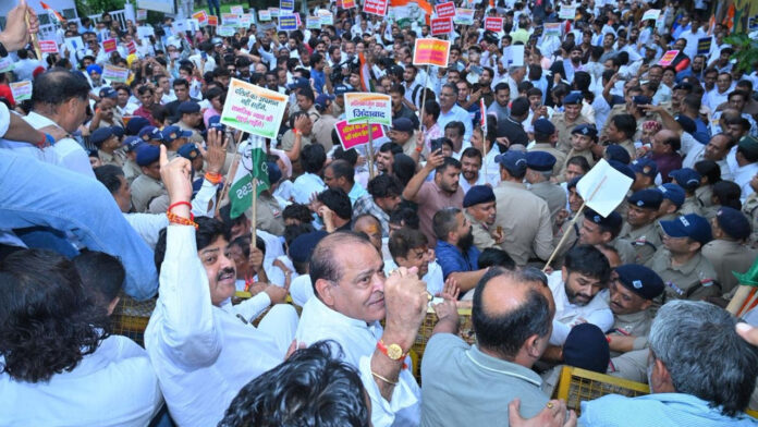 राहुल गांधी पर मुकदमें के खिलाफ कांग्रेस ने किया सचिवालय कूच, कई गिरफ्तारी