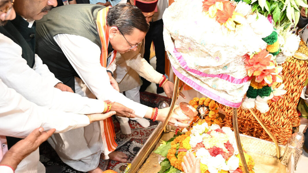 सीएम धामी ने की बाबा विश्वनाथ से प्रधानमंत्री के स्वस्थ एवं दीर्घायु जीवन की कामना सीएम धामी ने की बाबा विश्वनाथ से प्रधानमंत्री के स्वस्थ एवं दीर्घायु जीवन की कामना