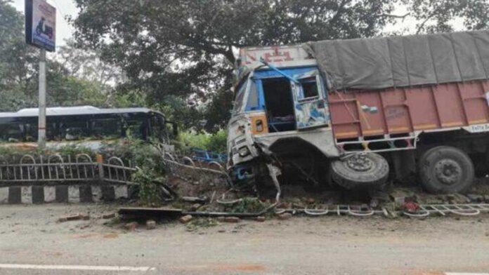 ट्रक और पुलिस बस की जबरदस्त भिड़ंत : बस पलटी, ट्रक क्षतिग्रस्त, कई घायल