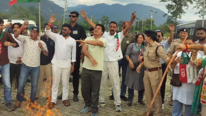 मासूम शर्मा के कार्यक्रम का उक्रांद ने किया विरोध मासूम शर्मा के कार्यक्रम का उक्रांद ने किया विरोध
